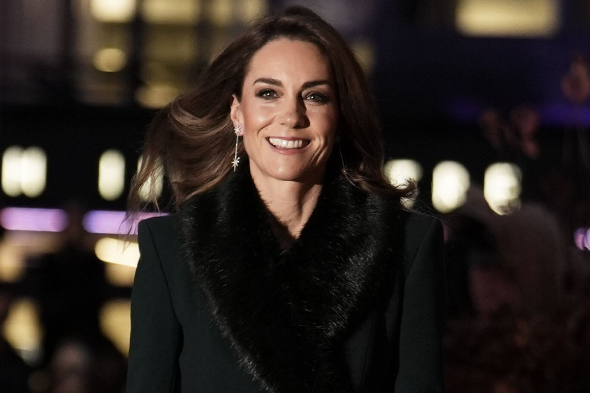 Kejt Midlton kaputom prikrila suknju vrednu 1.938 evra, kroj savršen (foto)