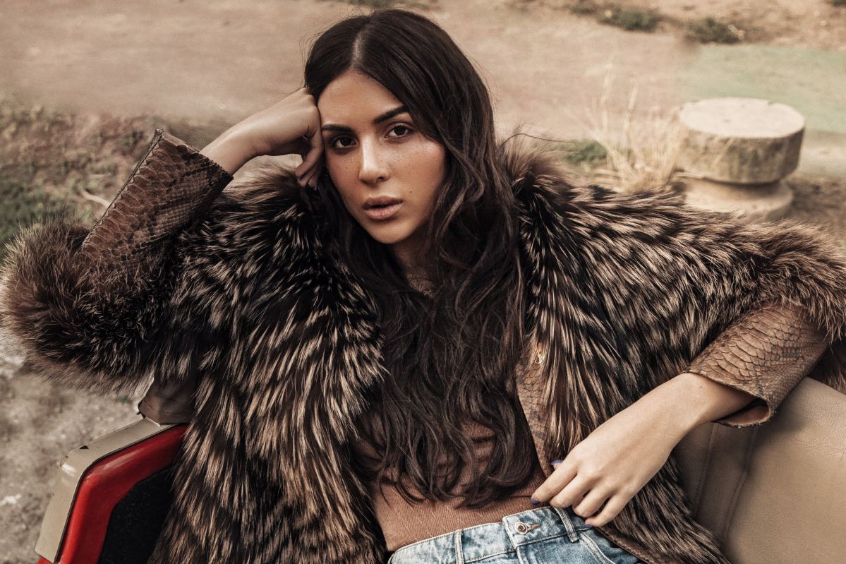 Nokti Anastasije Gudelj u prvom planu, džaba frizura i besprekoran ten