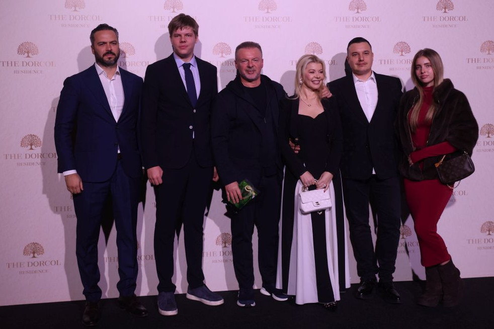 Zdravko Čolić kakvog ne poznajemo, opušten i nasmejan u društvu prijatelja